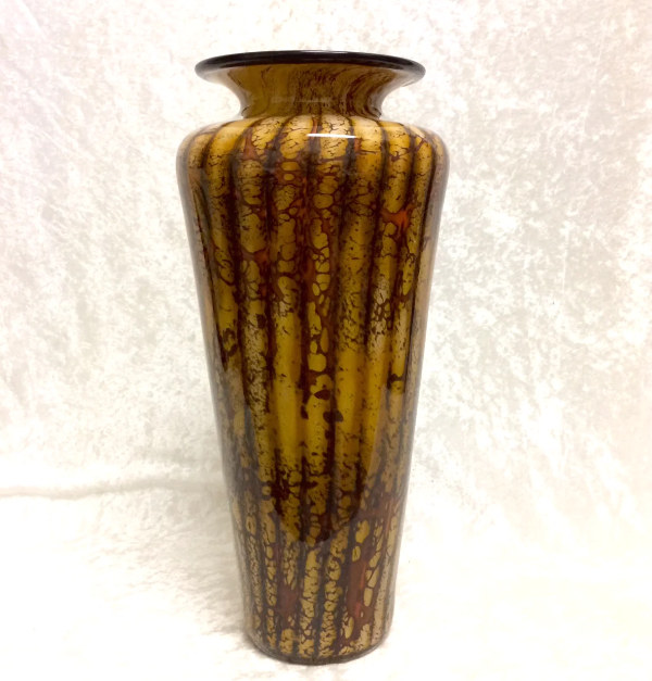 Vas bunga keramik dengan corak batik tradisional